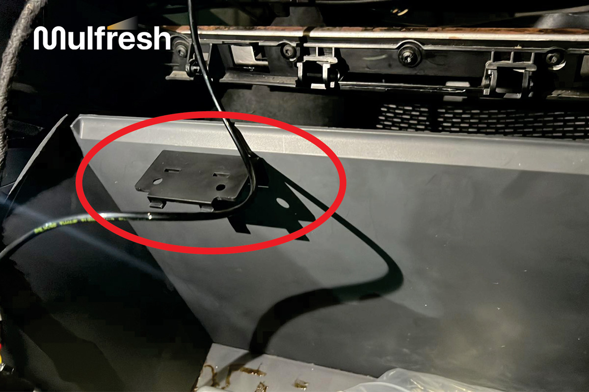 Lắp Pát nhựa vào hộc đồ theo phương thẳng đứng và cố định chắc chắn