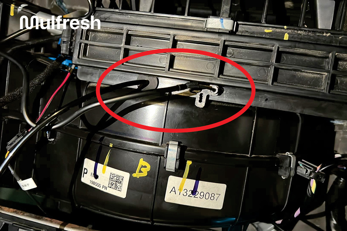 Gắn dây nguồn và ống dẫn vào hộc gió điều hòa