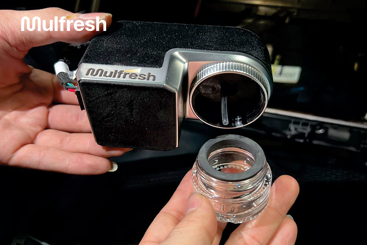 Đổ nước hoa vào lọ và gắn ống dẫn vào bộ khuếch tán